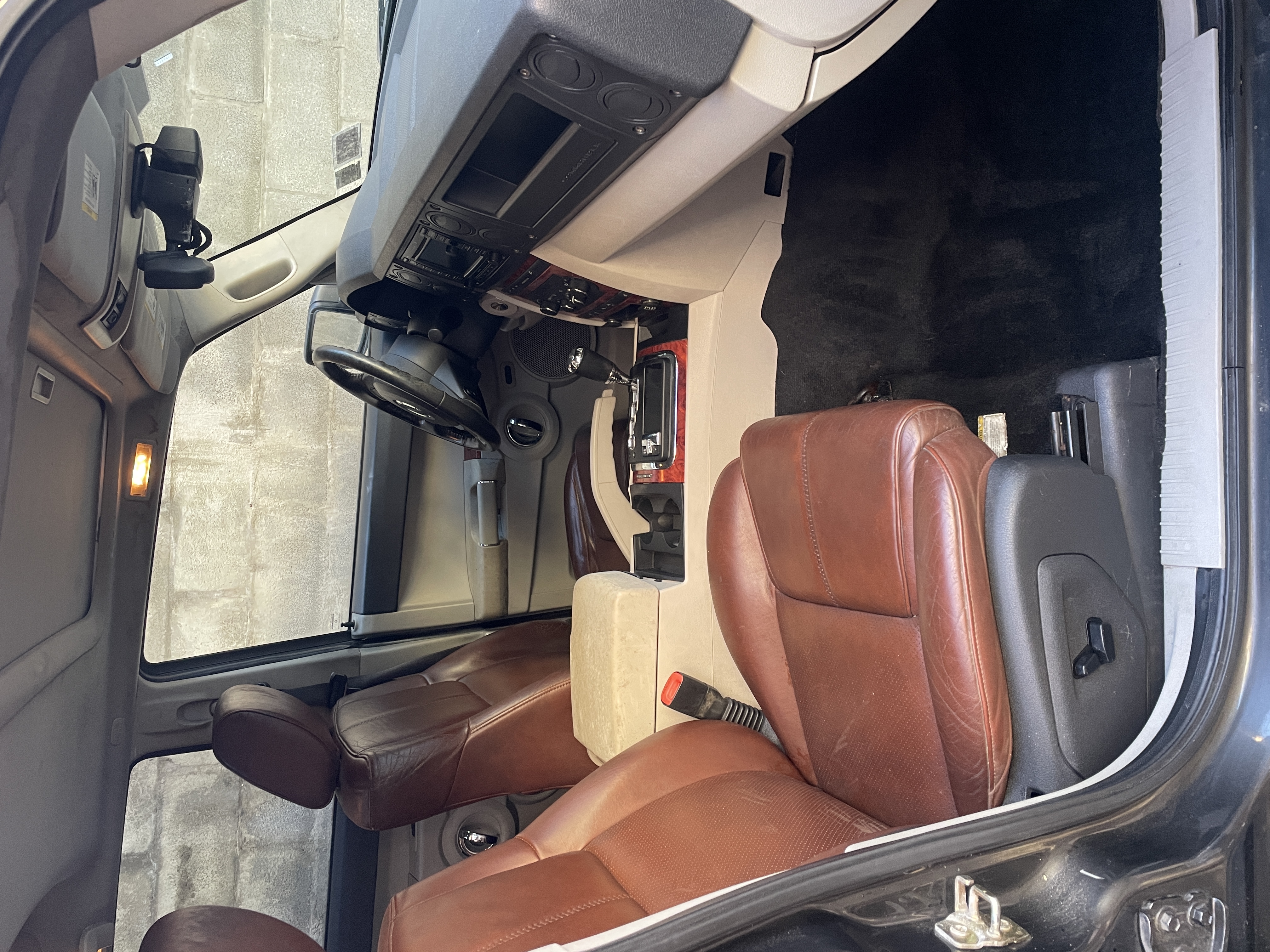 Clean Jeep Commander passenger cabin after